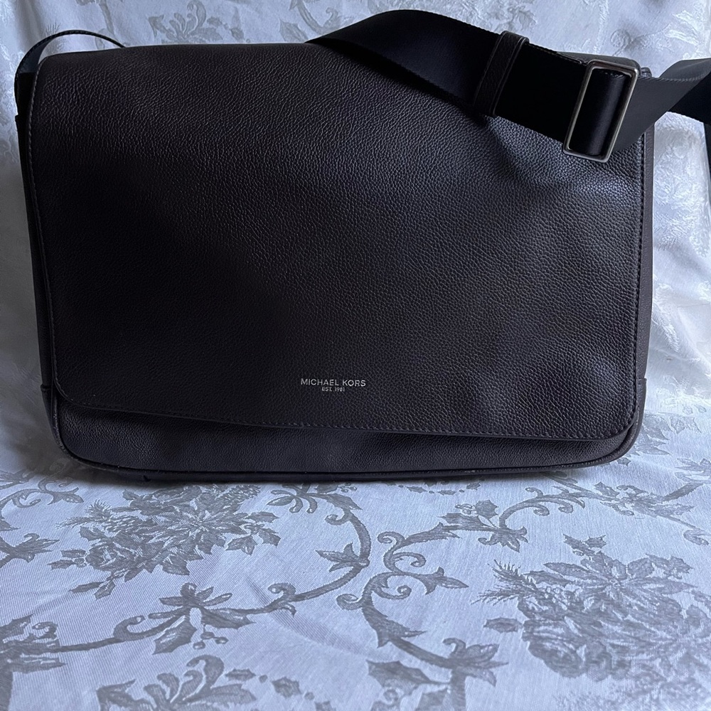Michael Kors Men Messenger/Crossbody bag, black with MK logo. Michael Kors